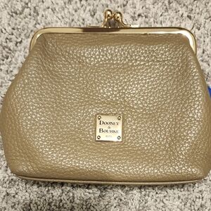 Dooney & Bourke $125 Pebbled Leather Card Coin Purse Tan/Taupe Kisslock Gold